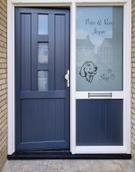 Raamfolie voordeur met hond en namen